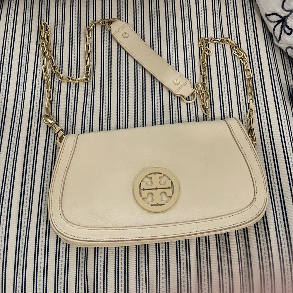 Tory Burch Amanda crossbody clutch ivory chain link pebbled leather bag.
